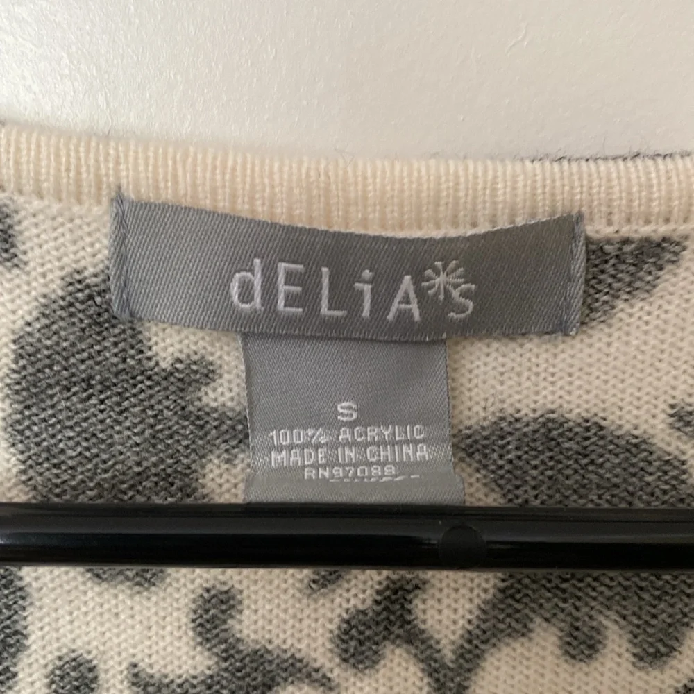 Delia’s sweater - Picture 2 of 9